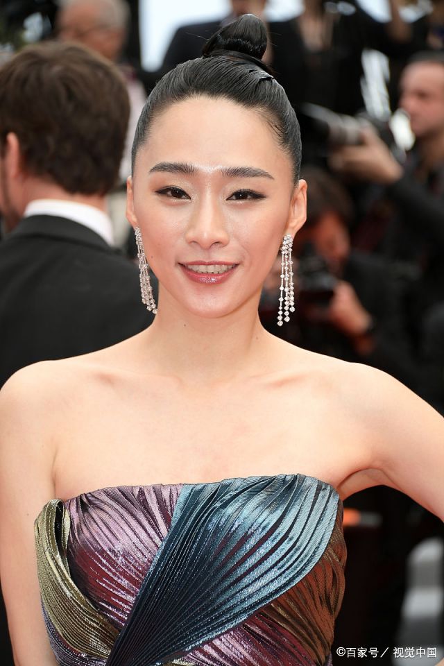 她小学三年级在电视上看到小虎队在货柜上举办演唱会